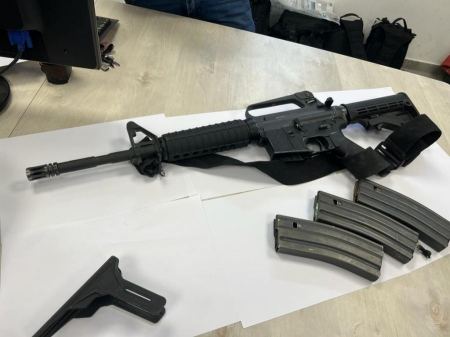 ضبط بندقية M16 في منزل برهط والقبض على شابة بعد عضها لشرطية